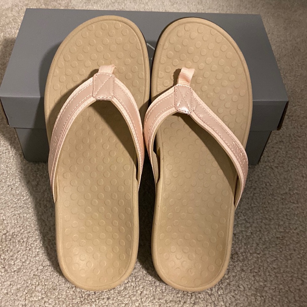 NEW - Vionic flip flops